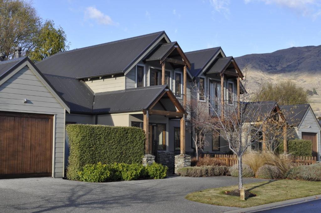 ein Haus mit schwarzem Dach in der Unterkunft Lansdown Peaks Apartments in Wanaka