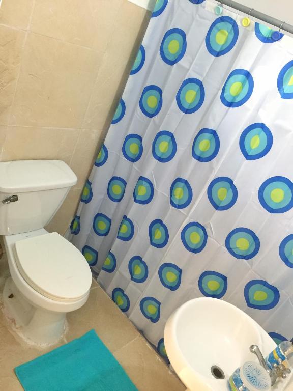 Un baño de Acuarela Hostal