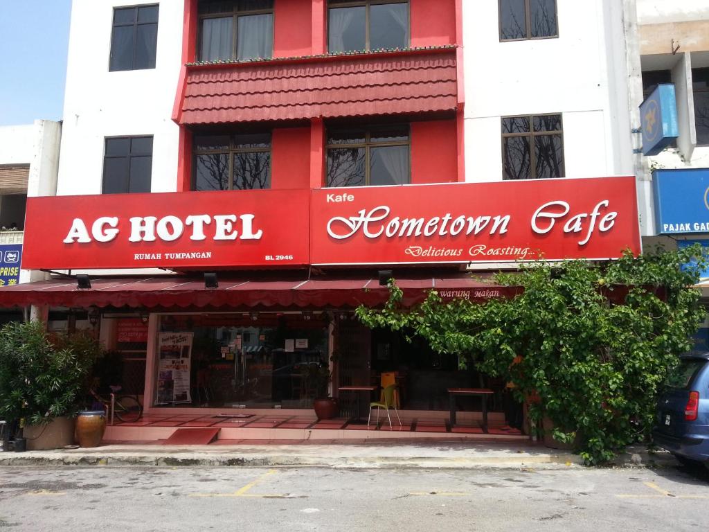 un hotel con una señal roja en un edificio en AG Hotel Penang, en George Town