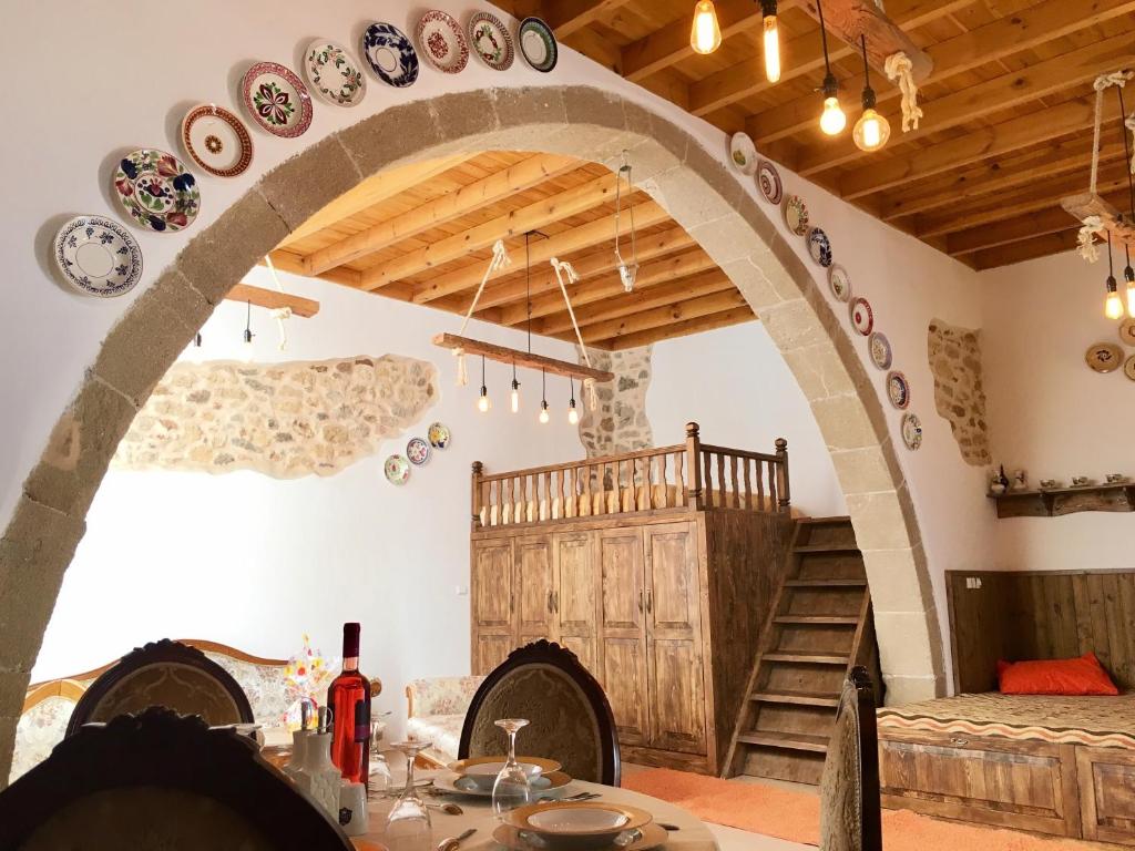 アルハンゲロスにあるAnemos Traditional Villaのアーチ道のある部屋