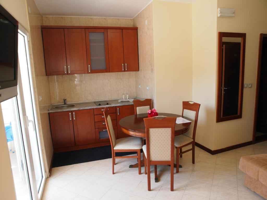 Kuchyň nebo kuchyňský kout v ubytování Hotel R