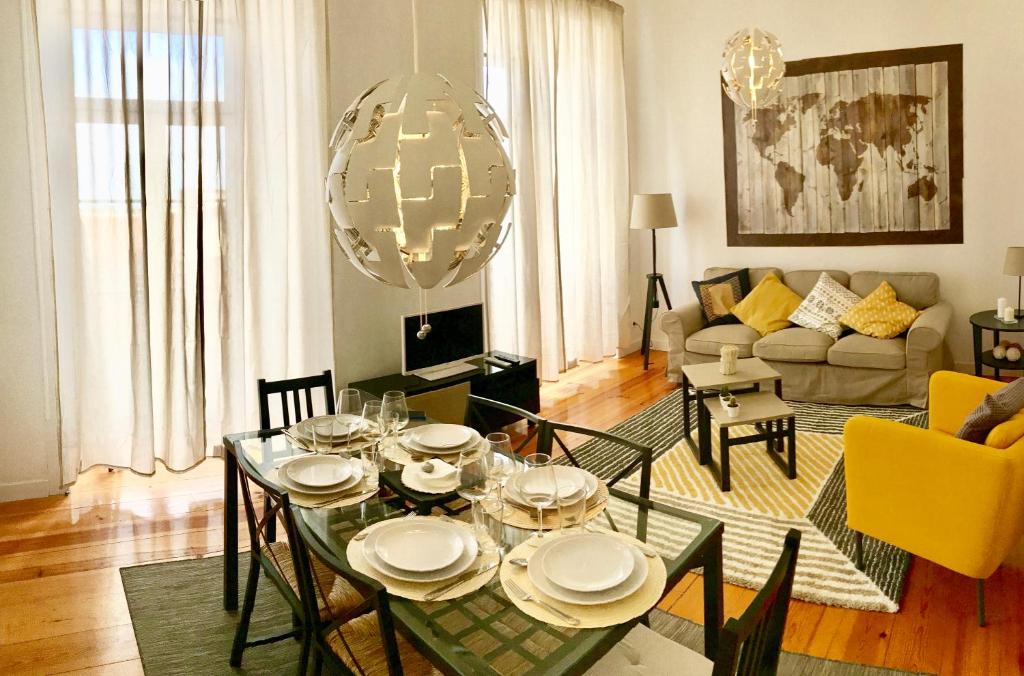 リスボンにあるBest apartment in Baixa-Chiadoのリビングルーム(テーブル、ソファ付)