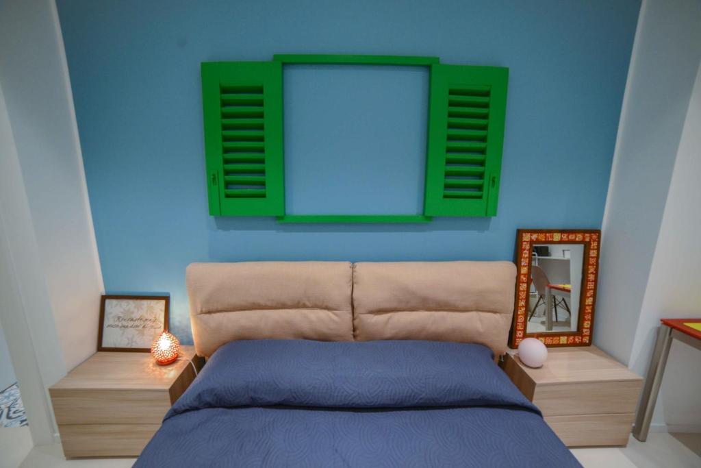 Łóżko lub łóżka w pokoju w obiekcie B&B Mareè Seafront Molfetta