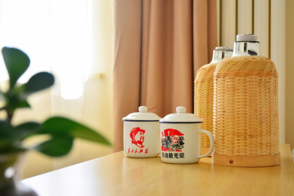 Happy Dragon Alley Hotel-In the city center with big window&free coffe laundry Fluent English speaking,Tourist attractions ticket service&food recommendation,Near Tian Anmen Forbiddencity,Near Lama temple,Easy to walk to NanluoAlley&Shichahai - Selected Twin Room