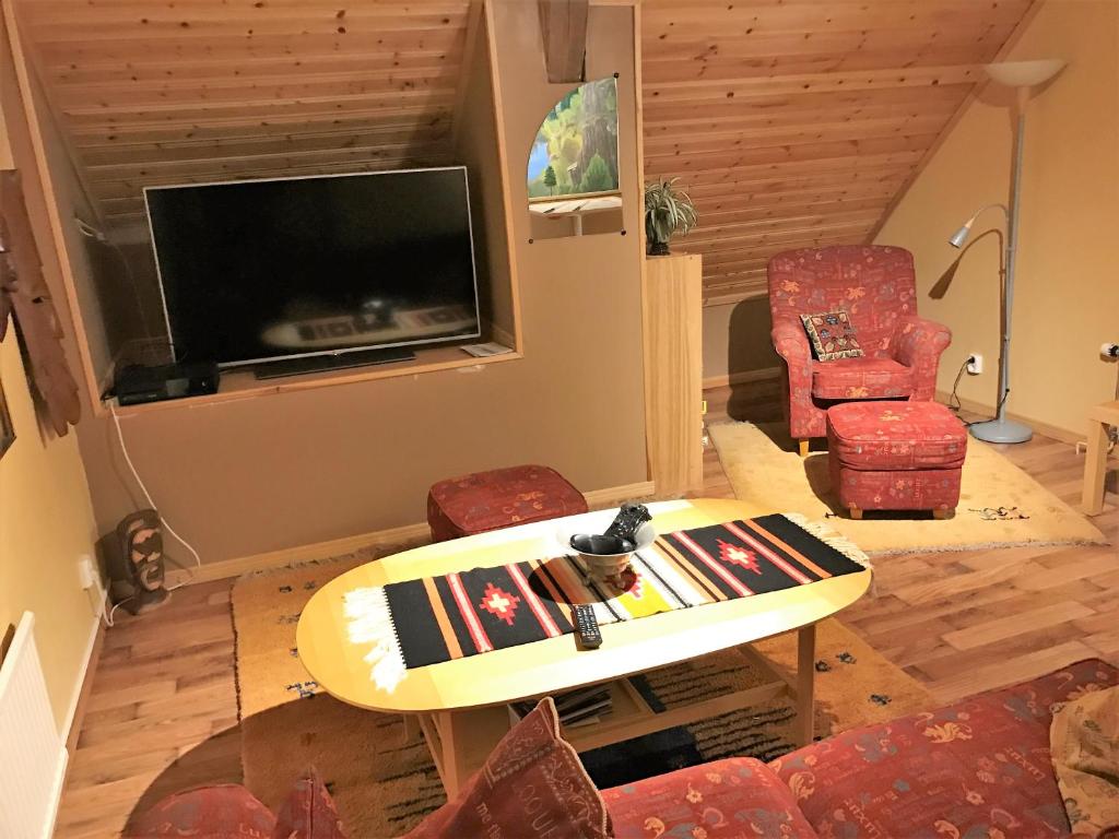 TV a/nebo společenská místnost v ubytování Mattisgården Bed & Breakfast