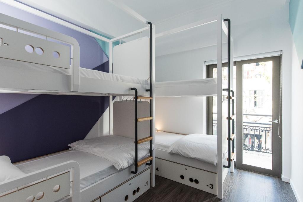 Postel nebo postele na pokoji v ubytování Cocoon City Hostel