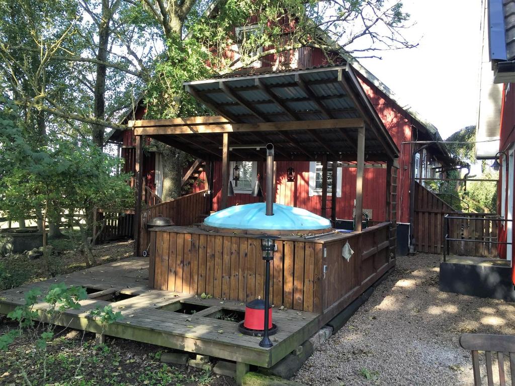 ein Gebäude mit einem Whirlpool im Hinterhof in der Unterkunft Mattisgården Bed & Breakfast in Östra Ljungby