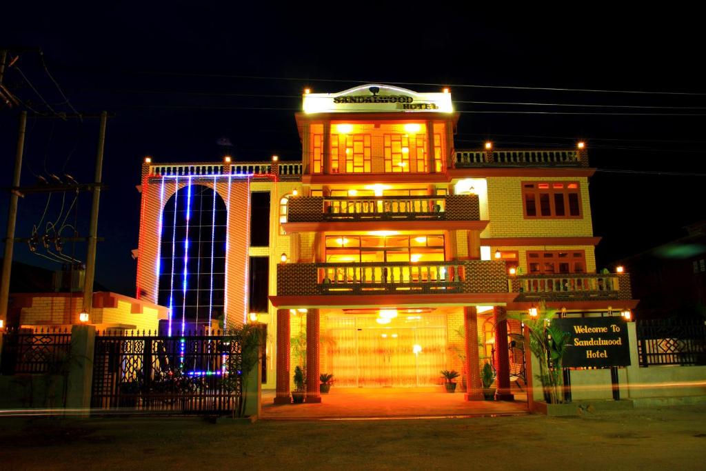 ein großes Gebäude mit einem beleuchteten Gebäude in der Nacht in der Unterkunft Sandalwood Hotel in Nyaung Shwe