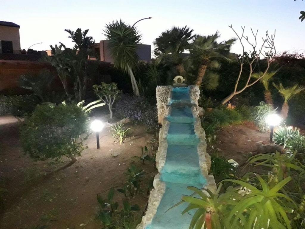 サン・ヴィート・ロ・カーポにあるLe Palme Tropicaliの灯り付きの庭園の階段