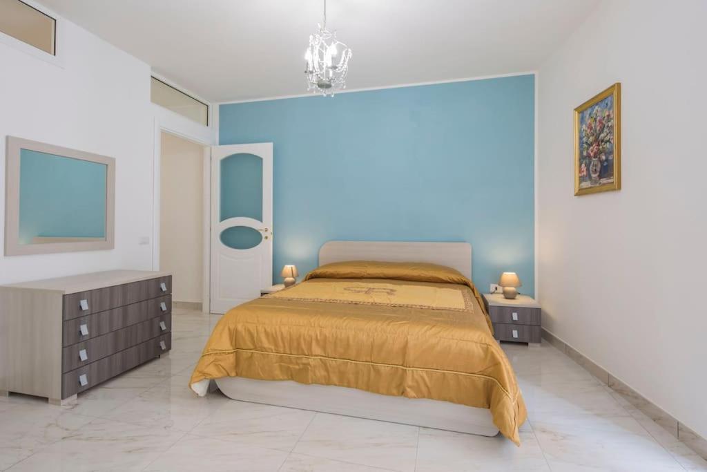 ヴィエトリにあるCasa Celentanoの青い壁のベッドルーム1室(ベッド1台付)