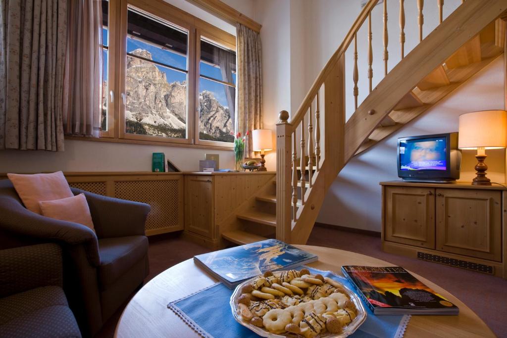 TV a/nebo společenská místnost v ubytování Posta Zirm Hotel