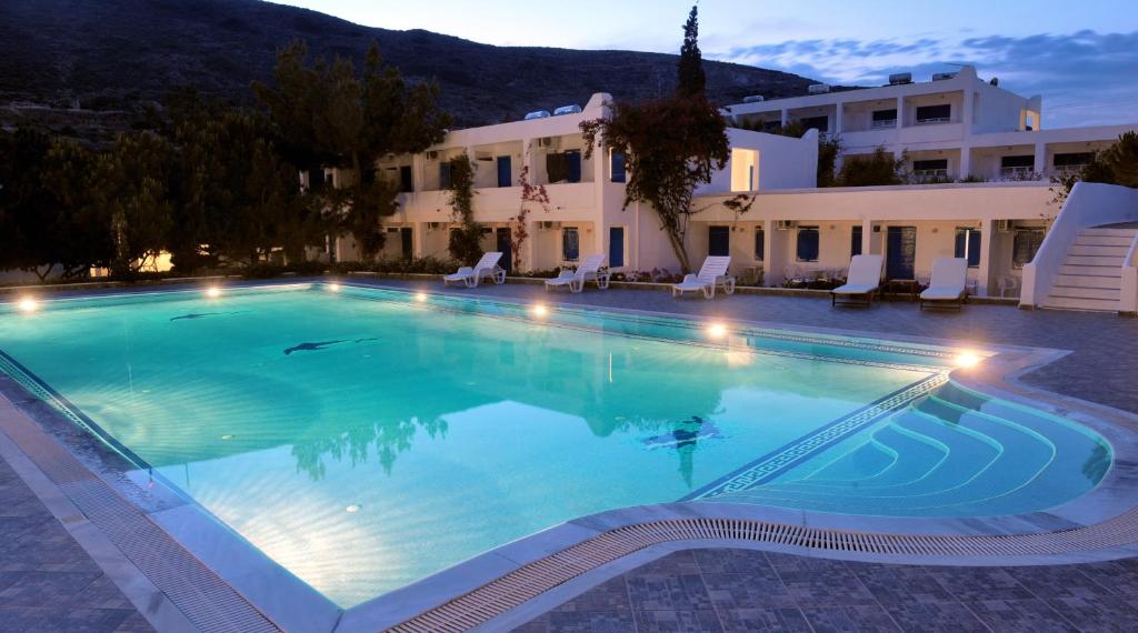 Bazén v ubytování Lagada Beach Hotel nebo v jeho okolí
