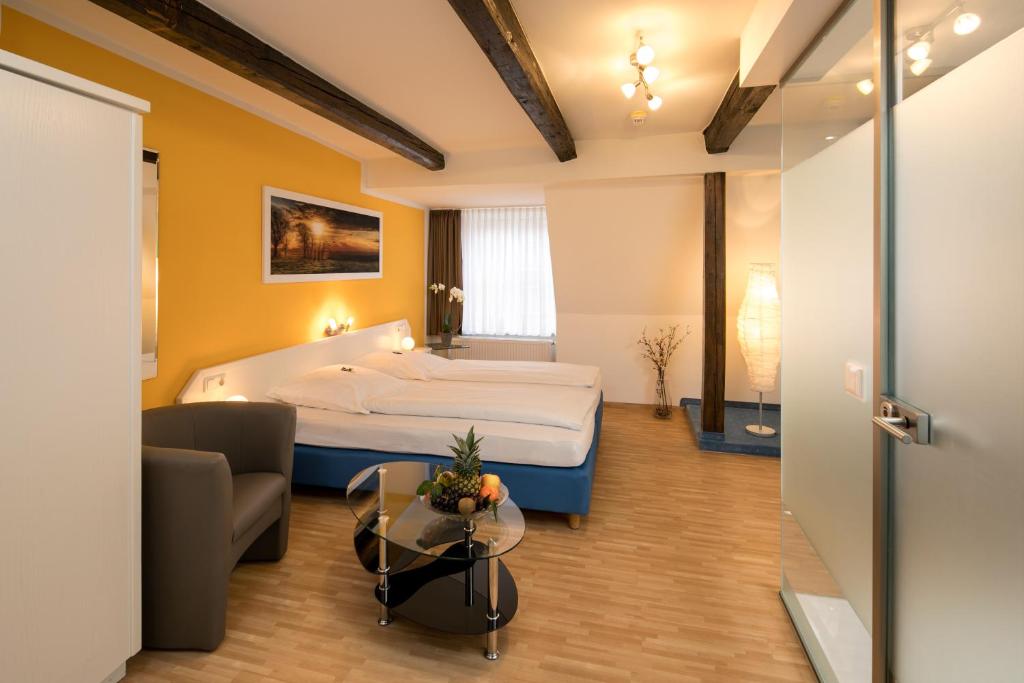 En eller flere senge i et værelse på Hotel Alte Post
