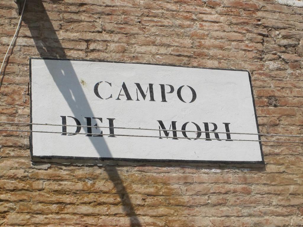 a sign on the side of a brick building at Casa Di PrimaVera in Venice
