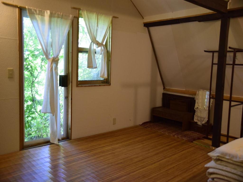 中富良野町的住宿－多克卡農家樂，带一张床和窗户的卧室