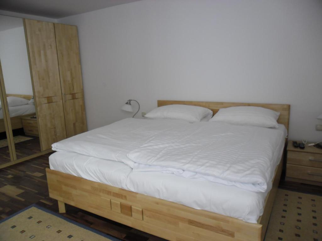 Postel nebo postele na pokoji v ubytování Familienappartement Ötscherbär