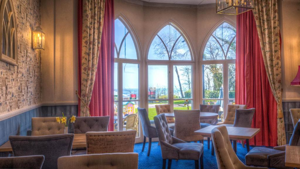 אזור ישיבה ב-Langstone Cliff Hotel