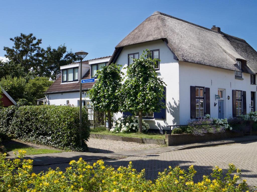 ミルリンゲン・アーン・デ・レインにあるBed and Breakfast Millingen aan de Rijnの茅葺き屋根の白屋敷