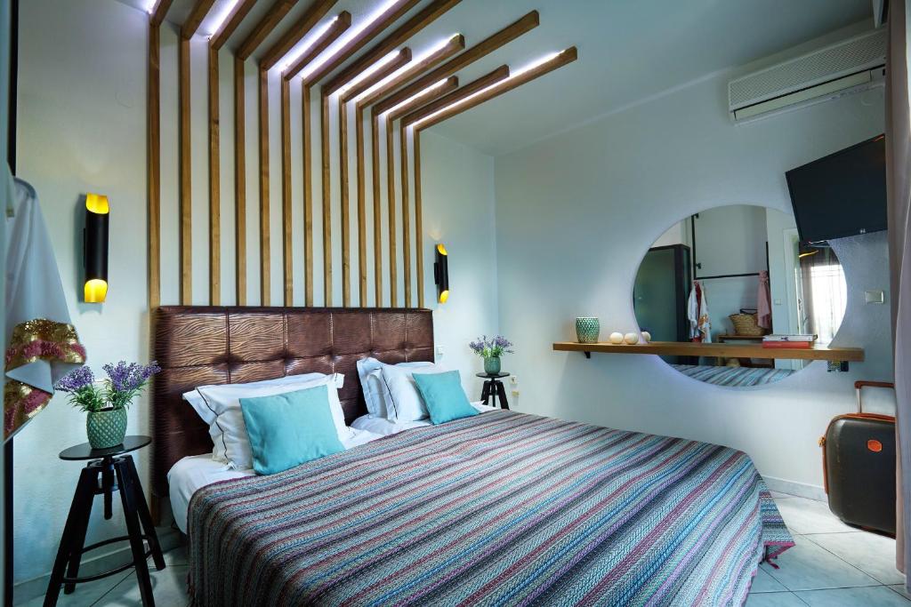 リメナリアにあるVilla Fylaktosのベッドルーム(青い枕の大型ベッド1台付)