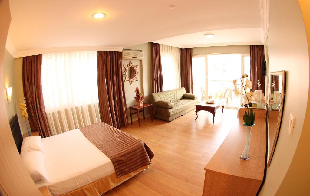 マルマリスにあるホテル ドストのベッドルーム1室(ベッド1台付)、リビングルームが備わります。