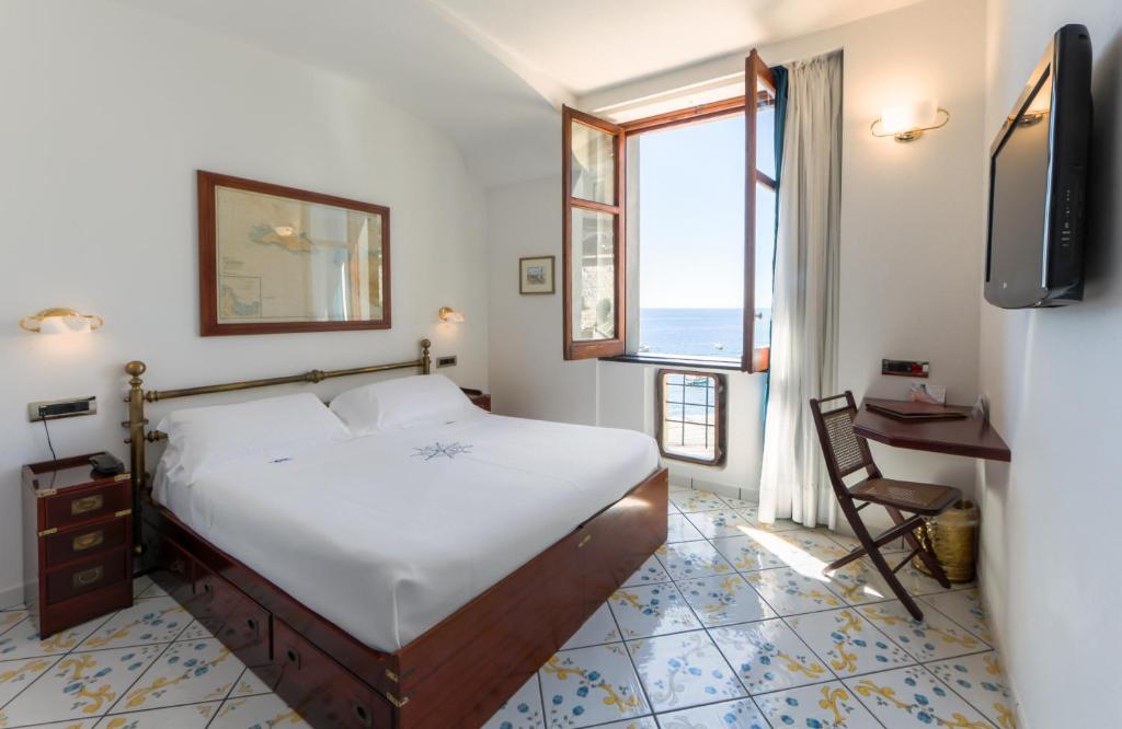 TV a/nebo společenská místnost v ubytování Ravello Art Hotel Marmorata