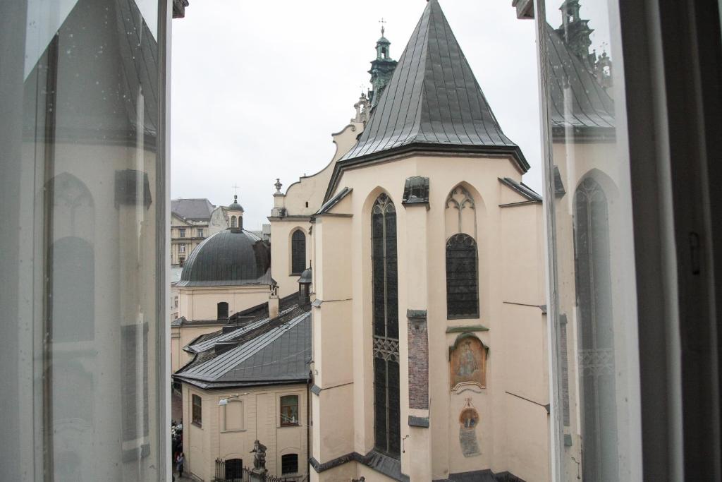 リヴィウにあるCathedral Apartmentの窓から教会の景色を望めます。