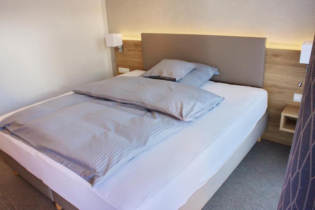 Postel nebo postele na pokoji v ubytování Stichwehs Hotel am Bahnhof