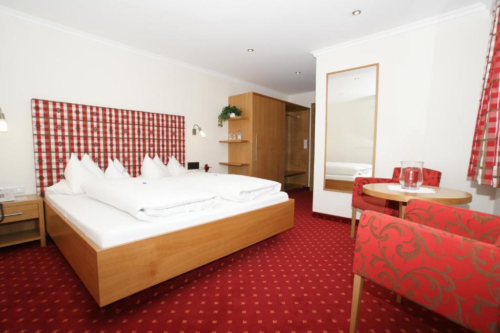 Postel nebo postele na pokoji v ubytování Hotel Garni Erler
