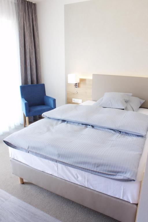 Postel nebo postele na pokoji v ubytování Stichwehs Hotel am Bahnhof