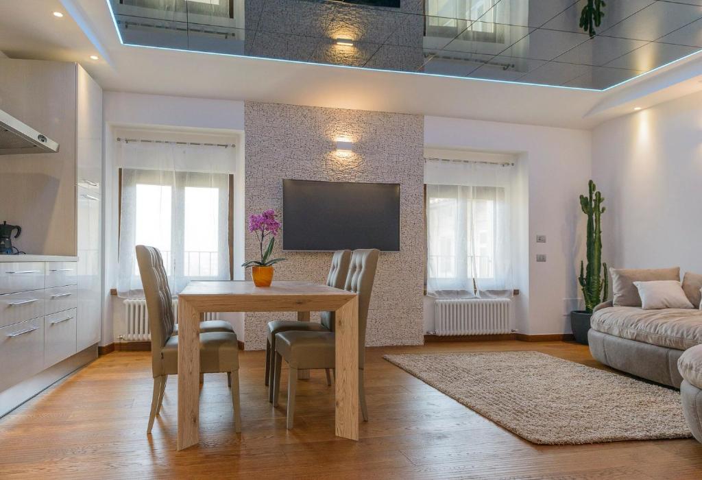 Telewizja i/lub zestaw kina domowego w obiekcie Appartamenti Luxury Arco