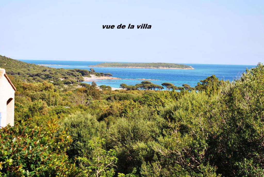 - une vue sur l'océan et une île au loin dans l'établissement Residence "U LATONU", à Porto-Vecchio