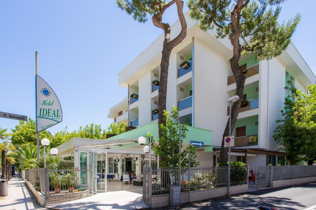 a view of the front of the hotel at Hotel Ideal Bianchini in Riccione