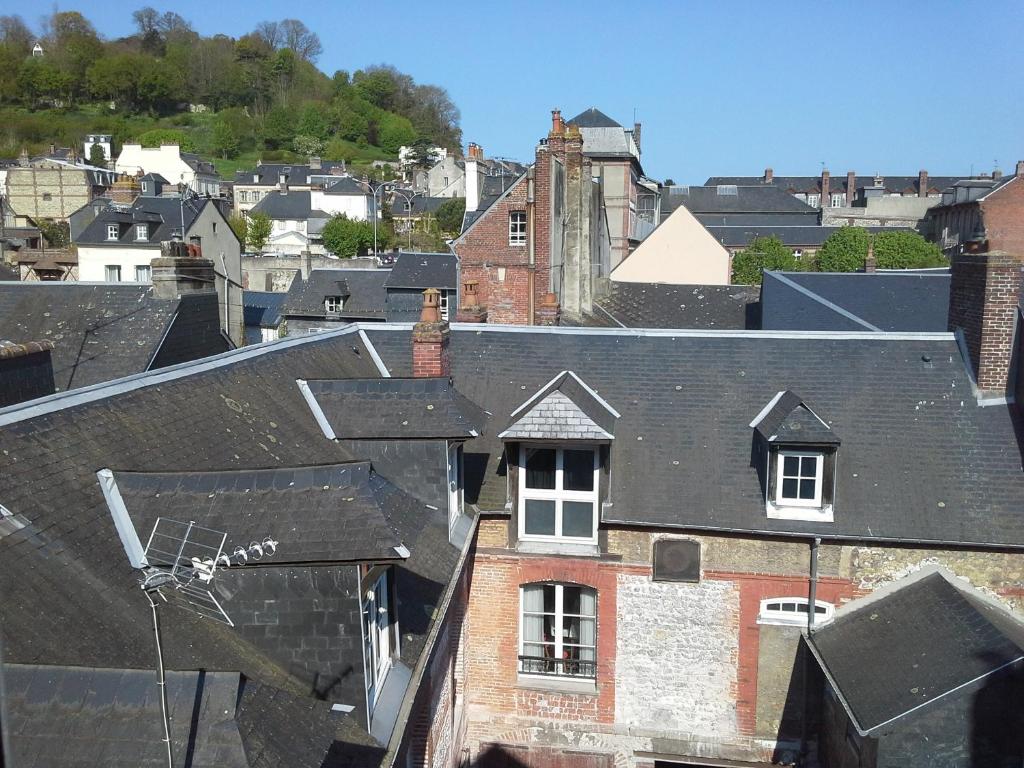 Nespecifikovaný výhled na destinaci Honfleur nebo výhled na město při pohledu z ubytování v soukromí