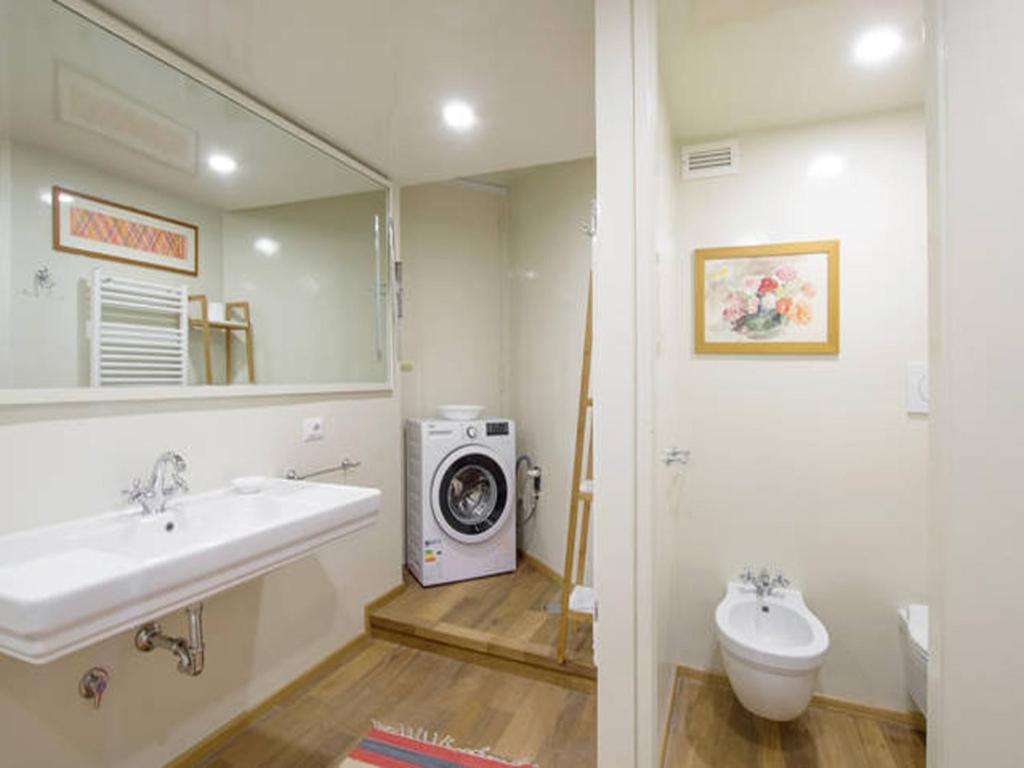 łazienka z umywalką i pralką w obiekcie Al Portico 39 Apartment w Rzymie