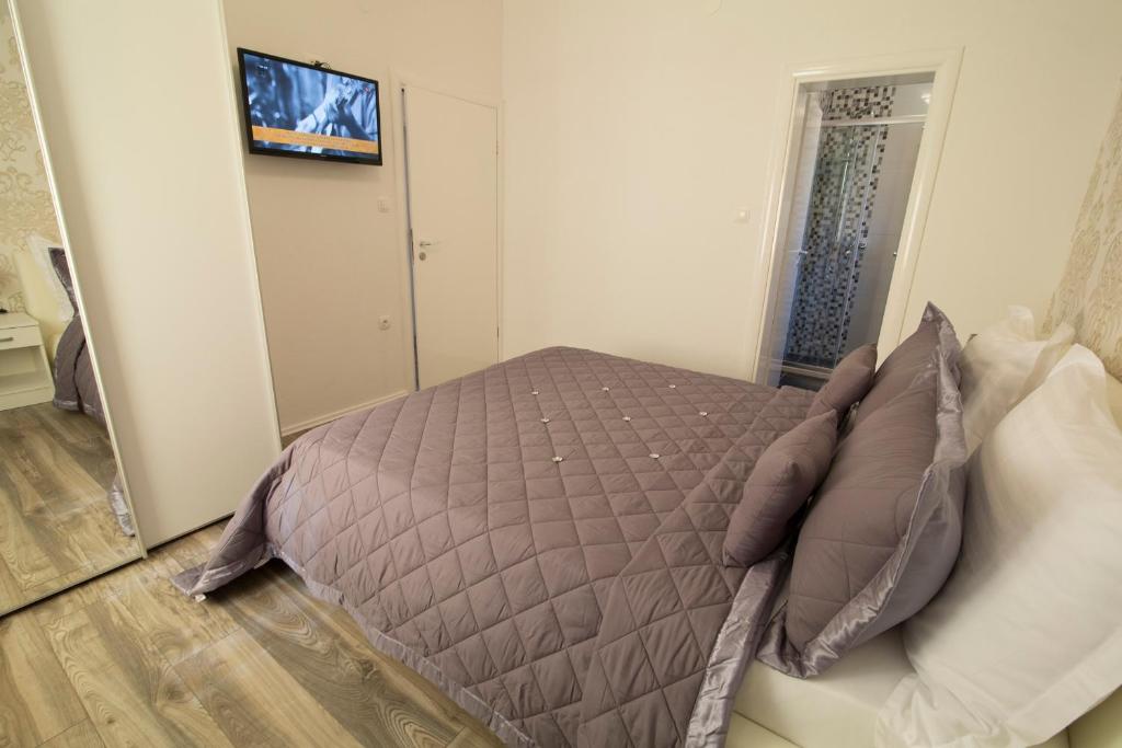 TV a/nebo společenská místnost v ubytování Villa Petra Apartment with private pool