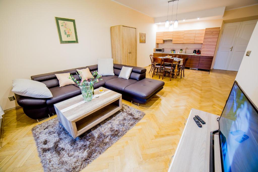 sala de estar con sofá y mesa en Market Square Residence en Cracovia