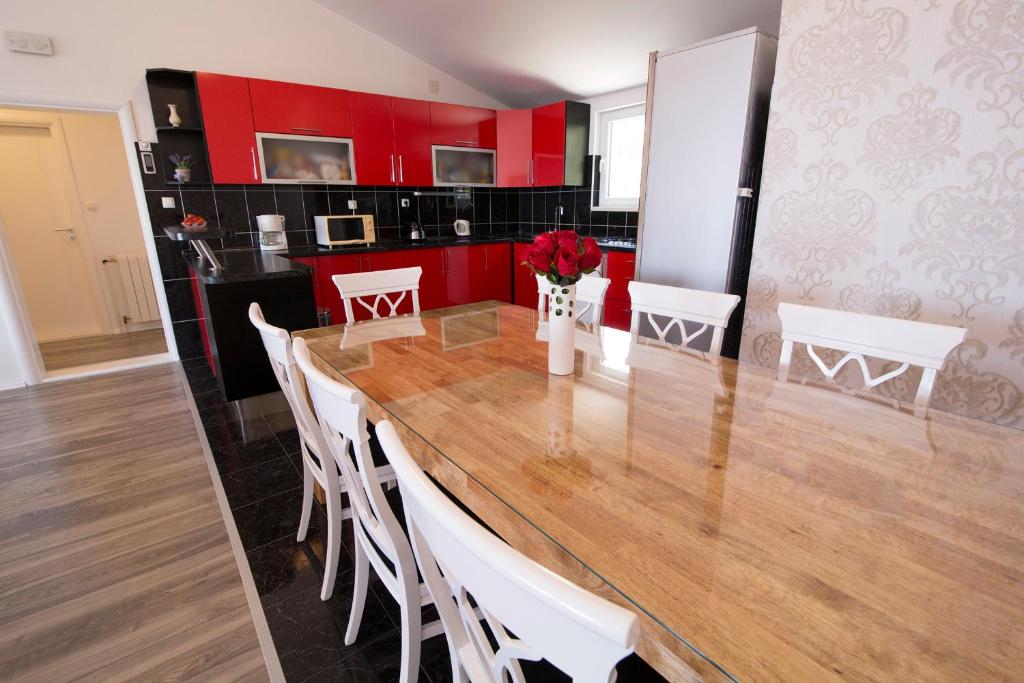 Kuchyň nebo kuchyňský kout v ubytování Villa Petra Apartment with private pool