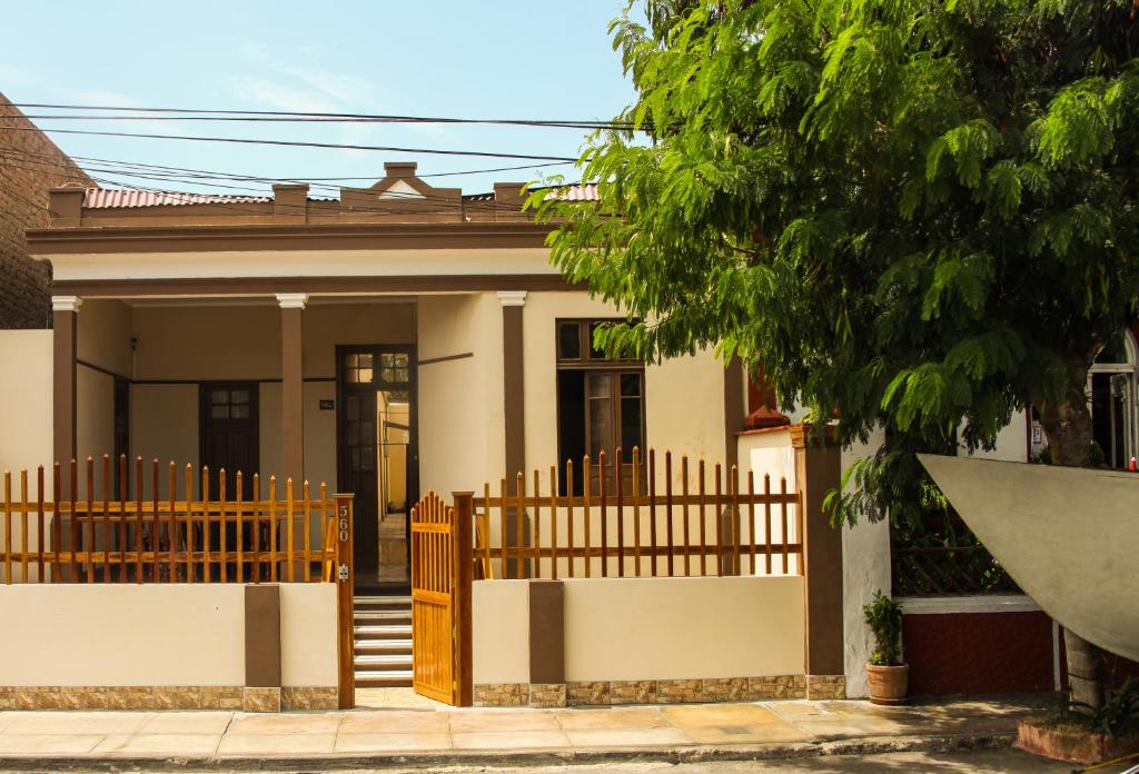 una casa con una valla de madera delante de ella en Villa La Punta, en Lima