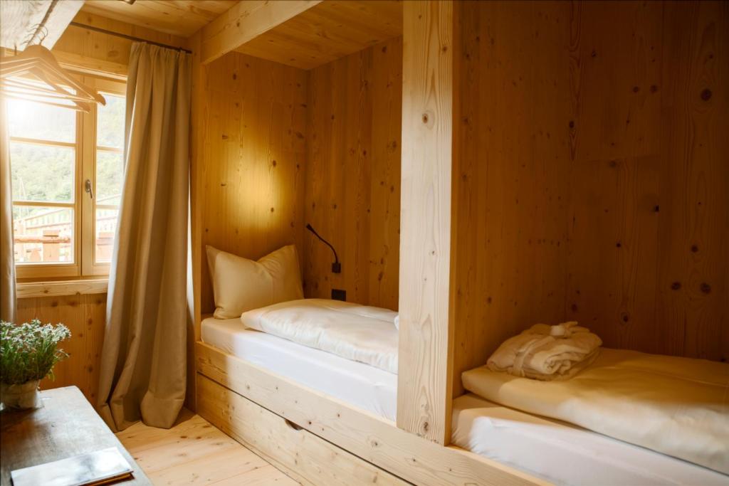 Postel nebo postele na pokoji v ubytování HochLeger - Chalet Refugium am Berg