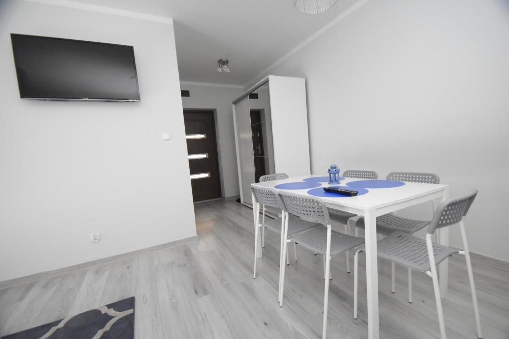Televízia a/alebo spoločenská miestnosť v ubytovaní Mazuria Apartamenty
