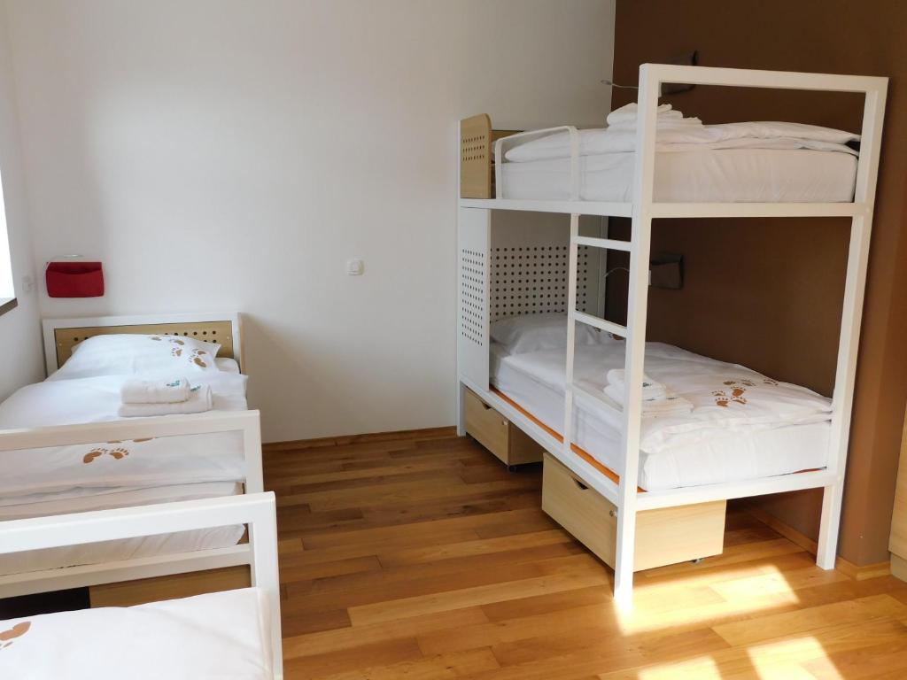 Postel nebo postele na pokoji v ubytování Hostel Bearlog Kočevje