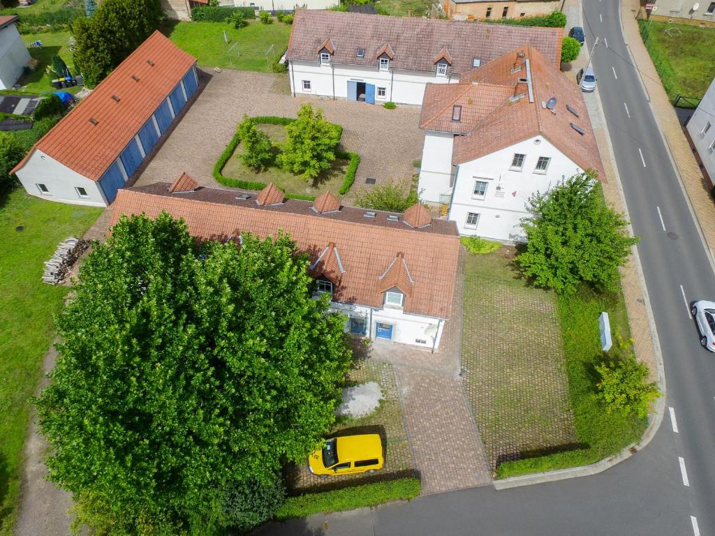 an overhead view of a large house with a yellow truck at Gut Kuhfs in Großzössen