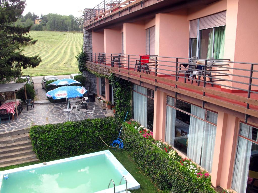un edificio de apartamentos con balcón con piscina en Hotel Martinez, en Puigcerdà