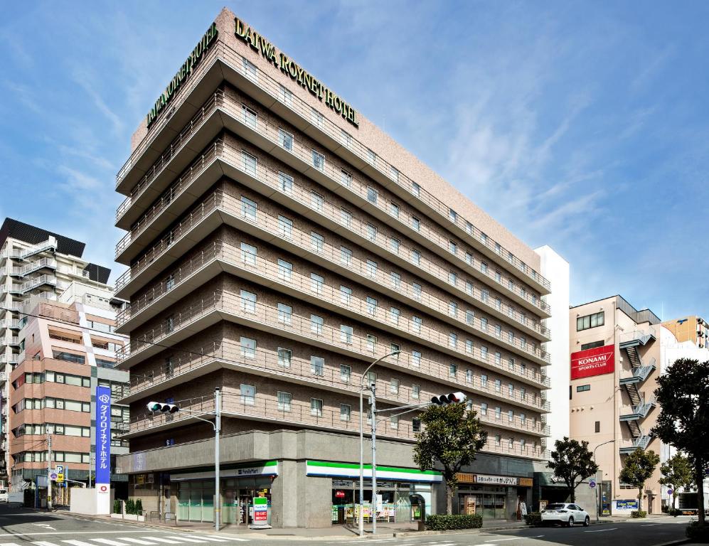 神戶的住宿－Daiwa Roynet Hotel Kobe Sannomiya，一座高大的建筑,上面有标志