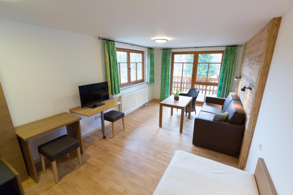 TV a/nebo společenská místnost v ubytování Hotel und Apartements im Forellenbach