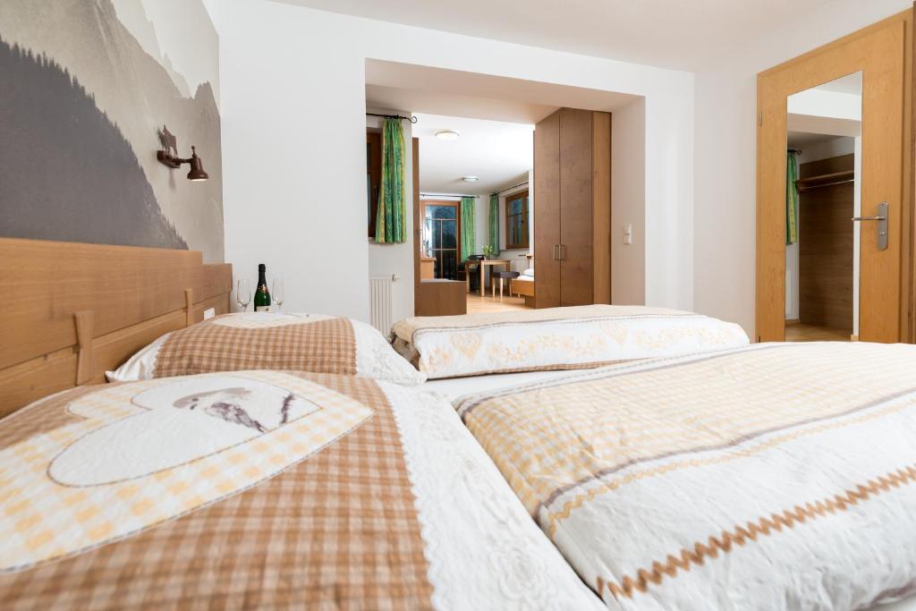 Postel nebo postele na pokoji v ubytování Hotel und Apartements im Forellenbach