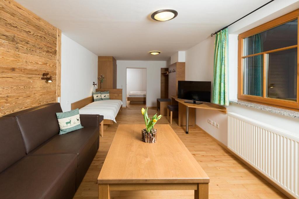 TV a/nebo společenská místnost v ubytování Hotel und Apartements im Forellenbach
