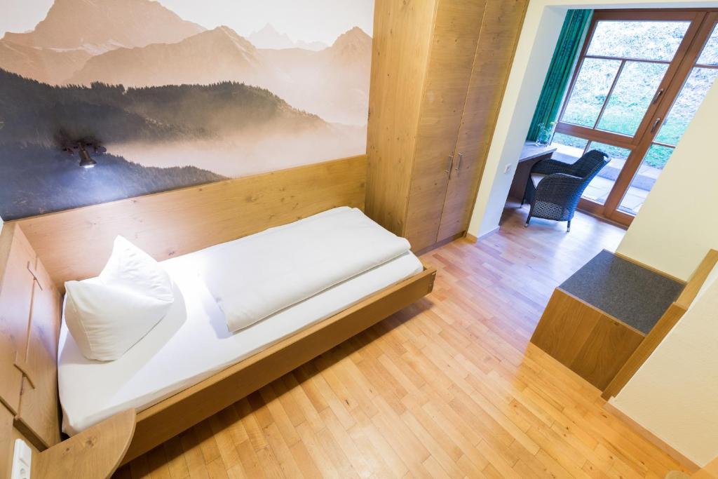 Postel nebo postele na pokoji v ubytování Hotel und Apartements im Forellenbach