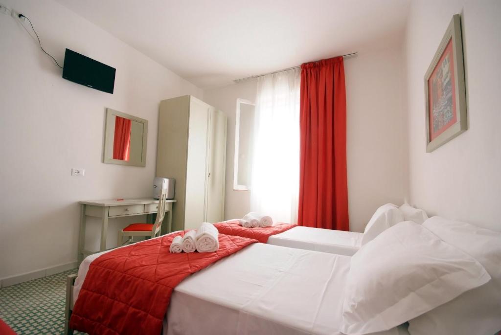 Postel nebo postele na pokoji v ubytování Albergo Dei 10 Colori