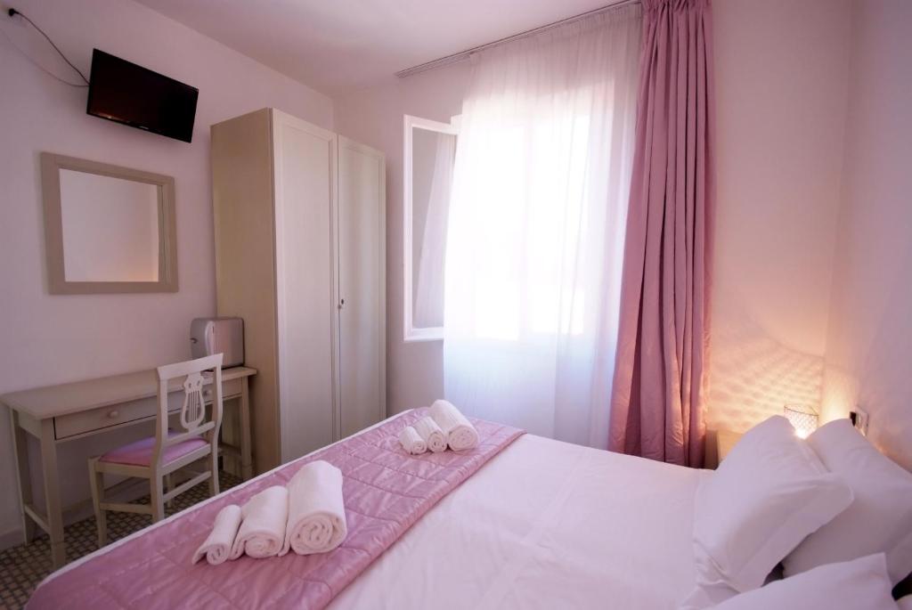 Postel nebo postele na pokoji v ubytování Albergo Dei 10 Colori